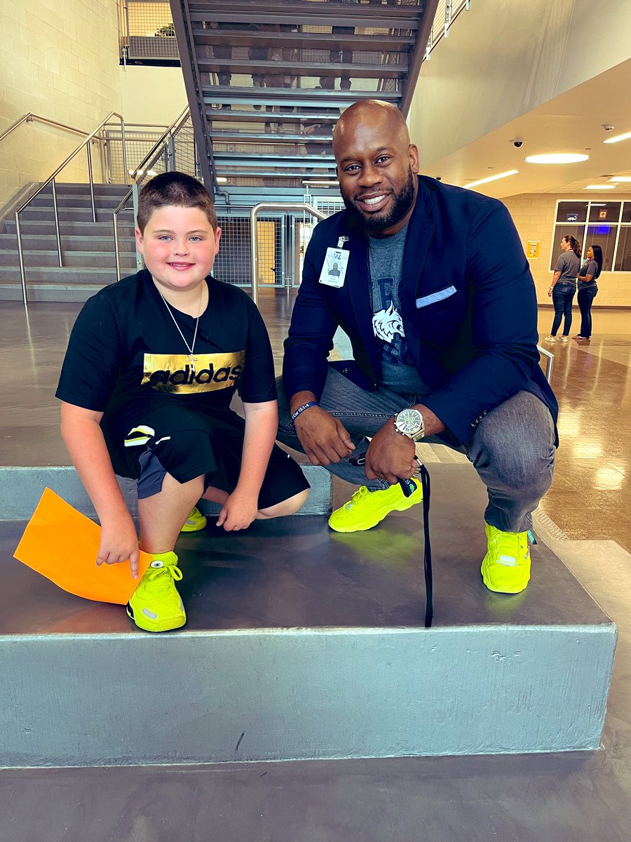 Jcm1st's tweet photo. If youโre going to do it, do it right! My guy came ready so he didnโt have to get readyโฆ Great first day indeed! #bethelight #alphaamazing #wlms #collegenavy #actiongreen #wolfgrey #madernawaywolves https://t.co/LaL1shem4w