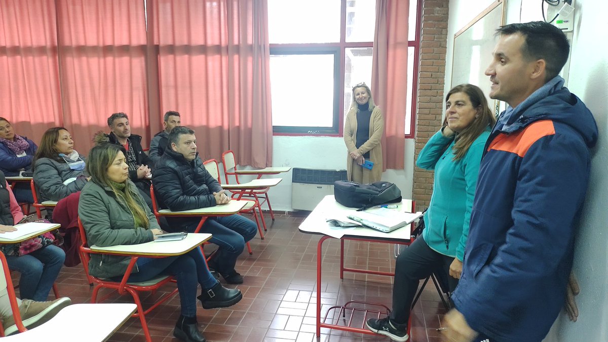 daduncuyo's tweet photo. Reunión de padres de estudiantes que representarán la escuela en las @OlimpiadasEA https://t.co/9QjoN1sav7