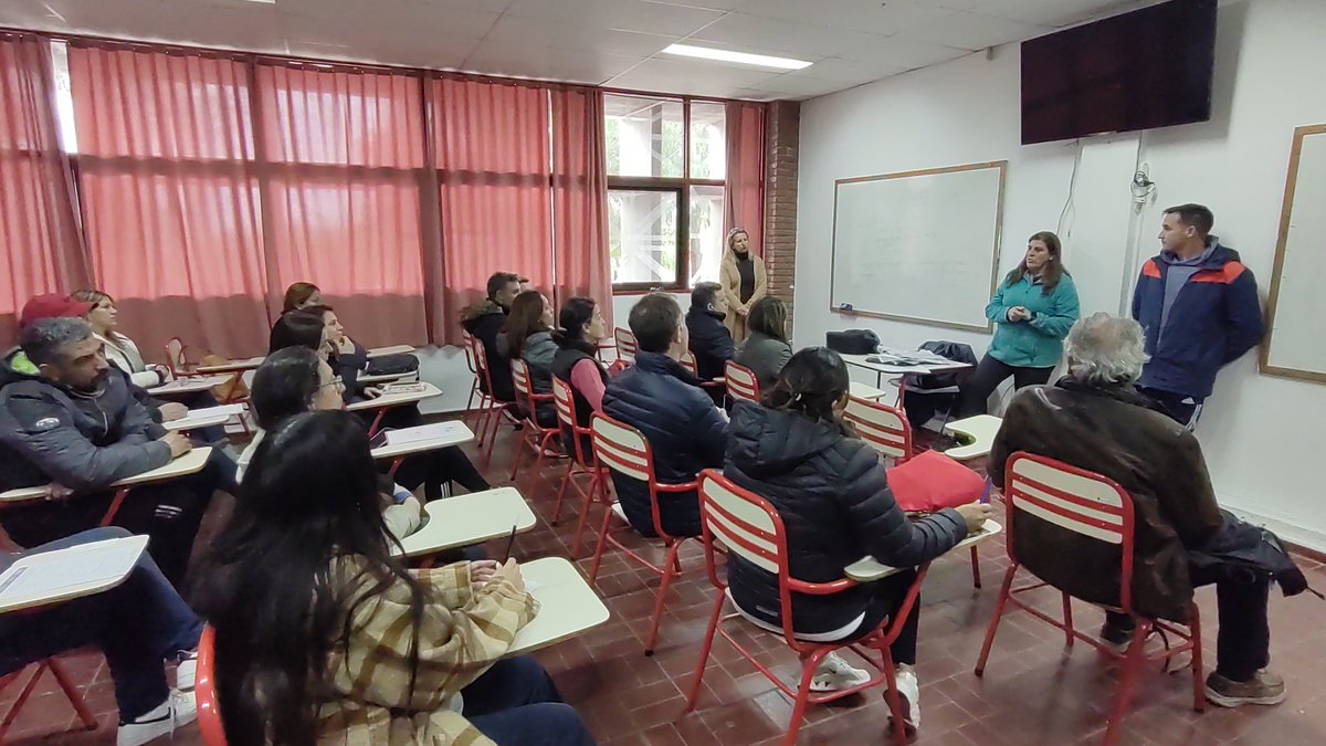 Reunión de padres de estudiantes que representarán la escuela en las <a href="/OlimpiadasEA/">59 olimpiadas</a>