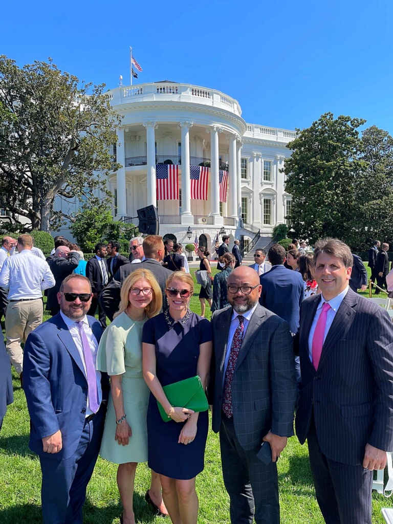SamsungDC's tweet photo. Samsung – led by Foundry President Dr. Siyoung Choi – was thrilled to see @POTUS sign the CHIPS &amp; Science Act into law!  As a result, we look forward to new opportunities to strengthen our decades-long partnership in the US.  Thanks to all US gov leaders who made today a reality. https://t.co/mYnBWFb1Uy