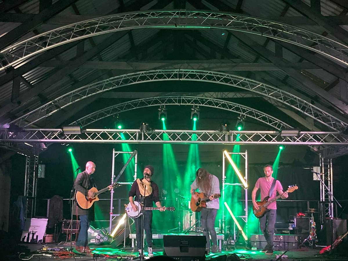 Consider this your pre-<a href="/HumberStSesh/">Humber Street Sesh</a> party 🎉 Get down to <a href="/TrinityMarket1/">Trinity Market Hull</a> for an evening of lovely live music ahead of the weekend! Tonight we have:

1️⃣ 6:45pm, Ellie Pollard 
2️⃣ 7:30pm, <a href="/Pavilion_Band/">Pavilion</a> 
3️⃣ 8:15pm, <a href="/chriscooperband/">ChrisCooperBand</a>