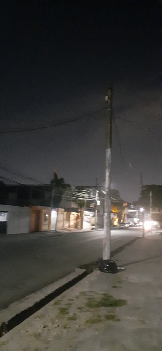 noeyoli's tweet photo. @alcaldiagye  Urdesa calles secundarias en casi total oscuridad?.
@CNEL_EP 
#Luz #Atención https://t.co/3luuiWfEzW