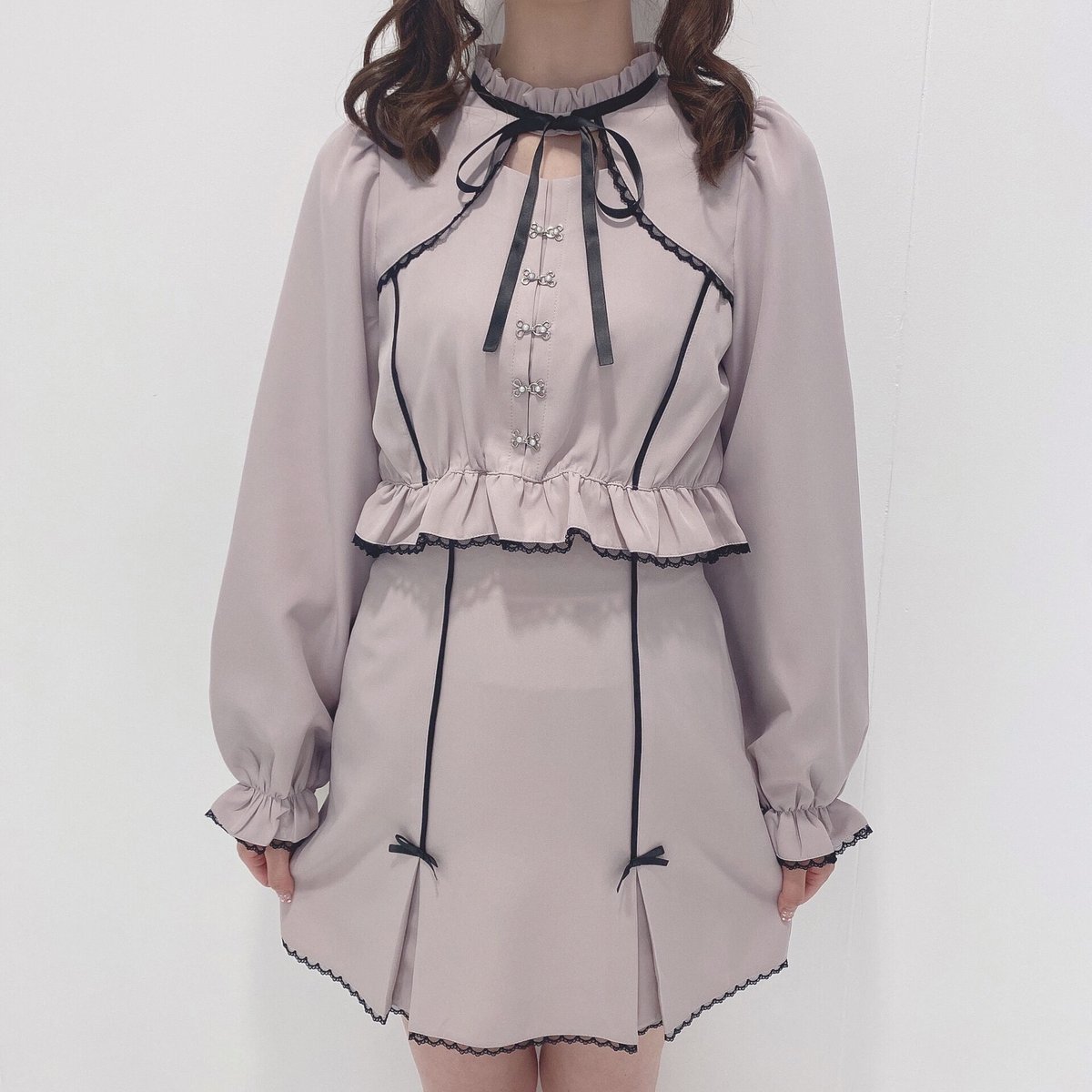 honeyc_ws's tweet photo. ┈ 𝚗𝚎𝚠 𝚊𝚛𝚛𝚒𝚟𝚊𝚕 ┈

8/10(wed)発売🎀

デコルテあきセットアップ
price：¥14,300(tax in)

ベロアリボンメイドワンピース
price：¥11,000(tax in)

デビルカラーシナモンTシャツ
price：¥5,500(tax in)

web site 🛒
https://t.co/4WkLhtF1FO https://t.co/1qjgELnl0s