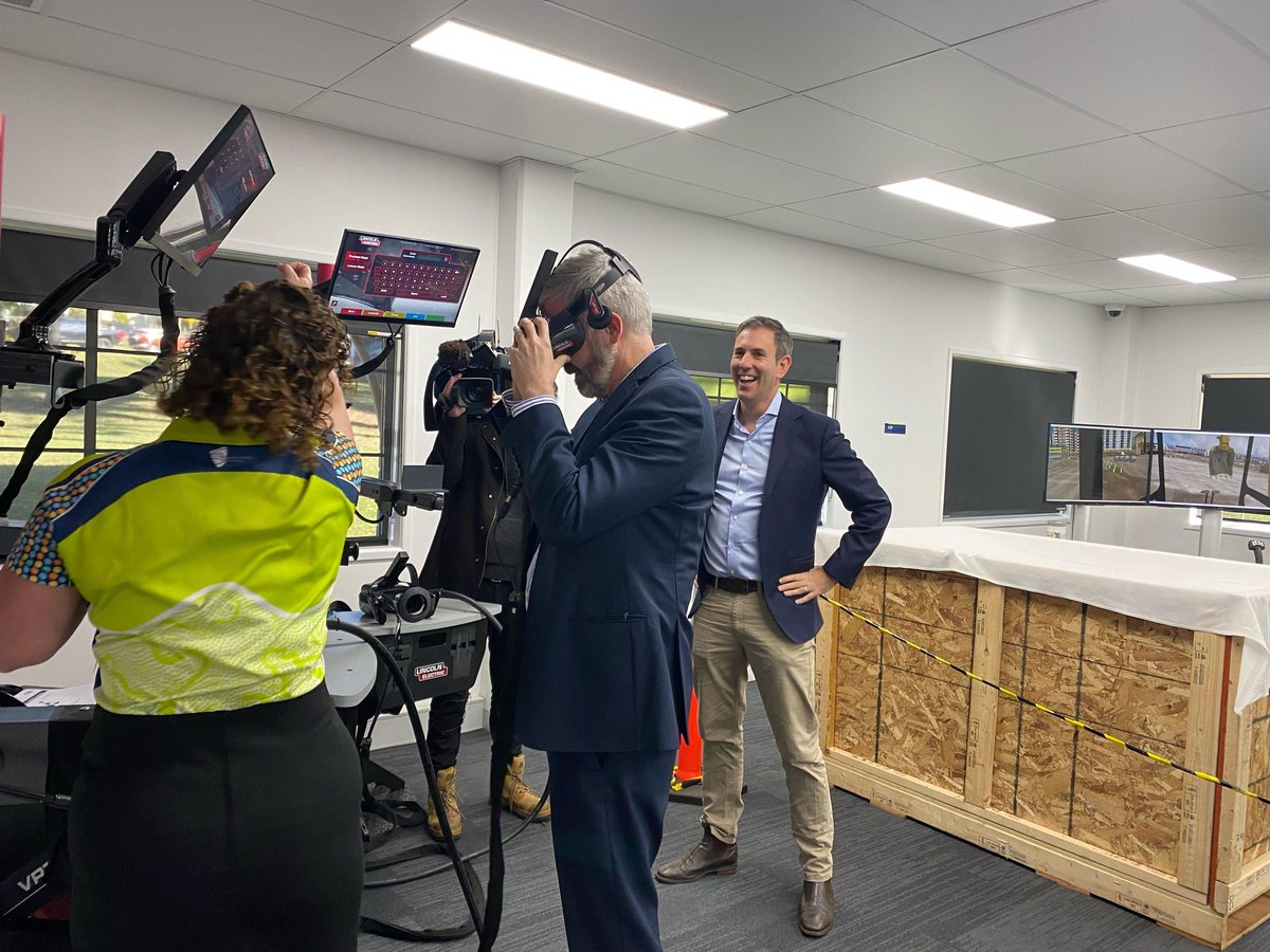 CQUniversityVC's tweet photo. An honour to welcome @JEChalmers &amp; @AnthonyChisholm to @CQU #Rockhampton for the Jobs and Skills Roundtable! A great opportunity to also showcase some of our amazing training and mining technology @ our Advanced Technology and Innovation Centre! @CQUni #jobs #skills #training #CQ https://t.co/FTRI4A7yu0