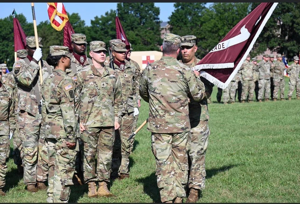 CSMMEDCOM's tweet image. Awesome @ArmyMedicine morning on the parade field with Fort Meade MEDDAC’s Soldiers standing tall and looking good- upholding our @USArmy customs and traditions. No surprise that @CSM_MeadeMEDDAC took a final chance to #buildthem on his way out. #armymedicineisarmystrong