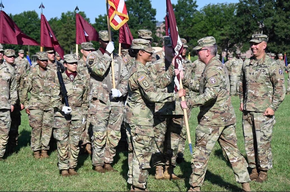 CSMMEDCOM's tweet image. Awesome @ArmyMedicine morning on the parade field with Fort Meade MEDDAC’s Soldiers standing tall and looking good- upholding our @USArmy customs and traditions. No surprise that @CSM_MeadeMEDDAC took a final chance to #buildthem on his way out. #armymedicineisarmystrong