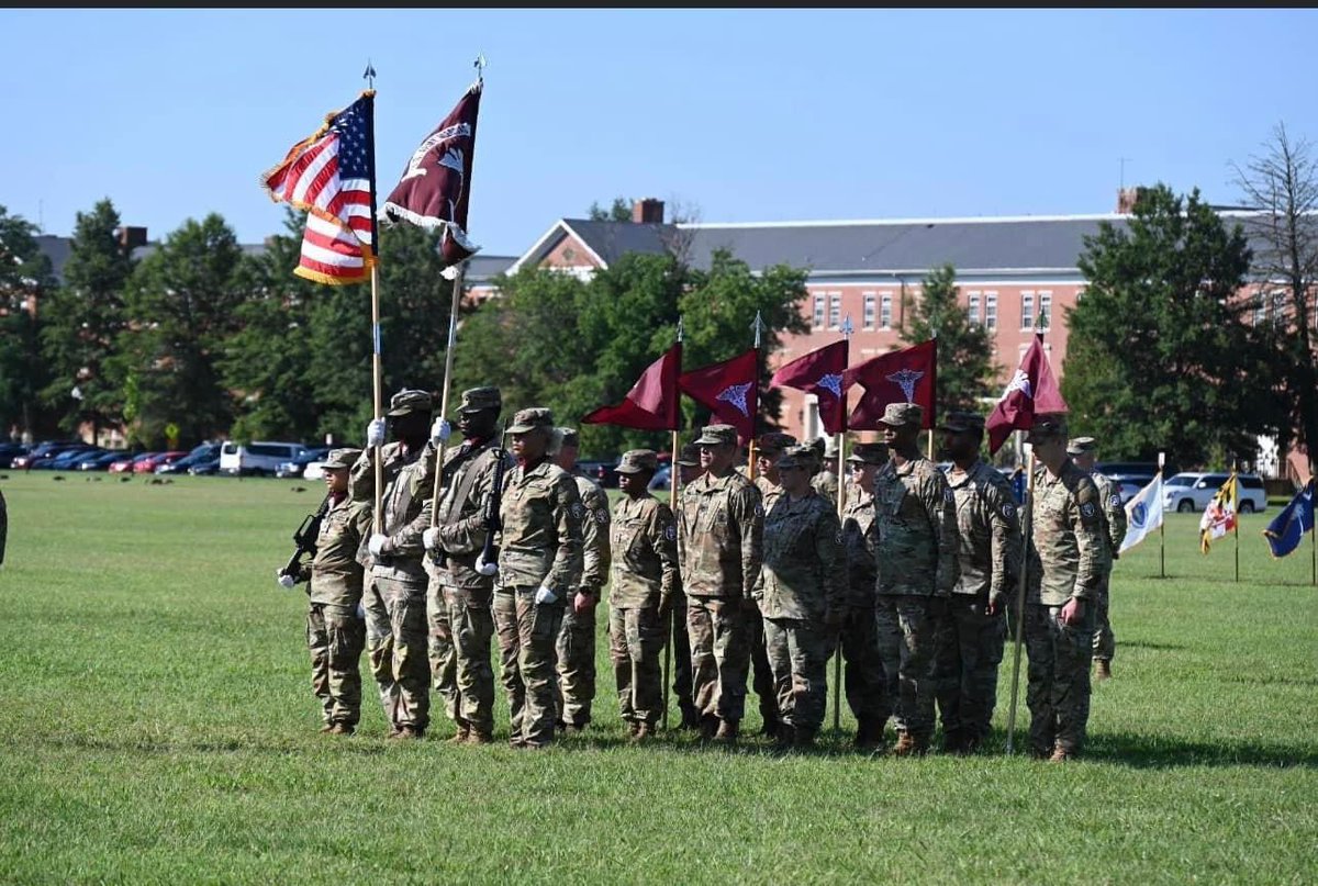 CSMMEDCOM's tweet image. Awesome @ArmyMedicine morning on the parade field with Fort Meade MEDDAC’s Soldiers standing tall and looking good- upholding our @USArmy customs and traditions. No surprise that @CSM_MeadeMEDDAC took a final chance to #buildthem on his way out. #armymedicineisarmystrong