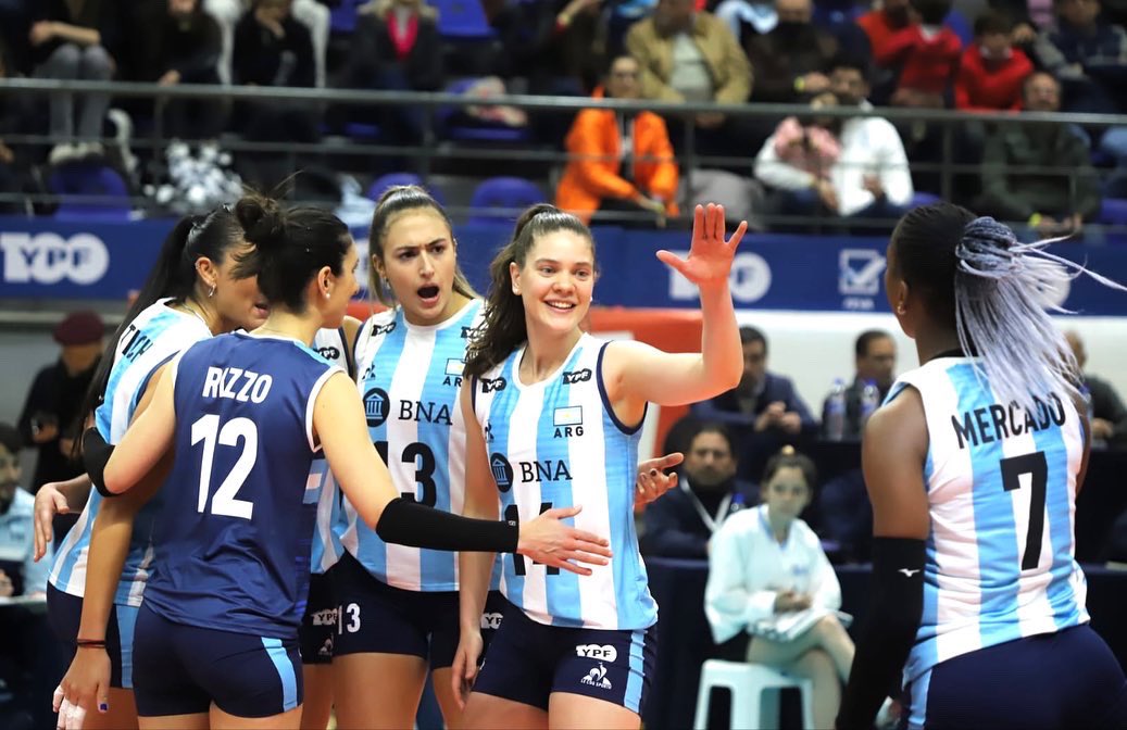Voley_FeVA's tweet photo. GANARON LAS PANTERAS! 

Argentina🇦🇷 venció por 3-0 a Perú🇵🇪 en el debut del Pre Panamericano (25-18; 25-18; 25-23)

🔝 Mercado (13 ptos)

El jueves Las Panteras se medirán ante Colombia a las 21hs para cerrar su participación.

#VamosArgentina #VamosPanteras https://t.co/7bnTFX3lsE