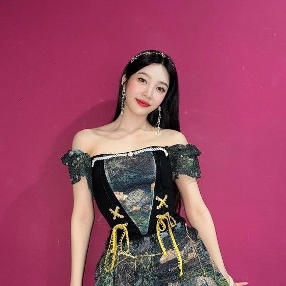 1996FEED's tweet photo. the iconic pink wall
#조이 #JOY #청하 #CHUNGHA https://t.co/wif64wanCS
