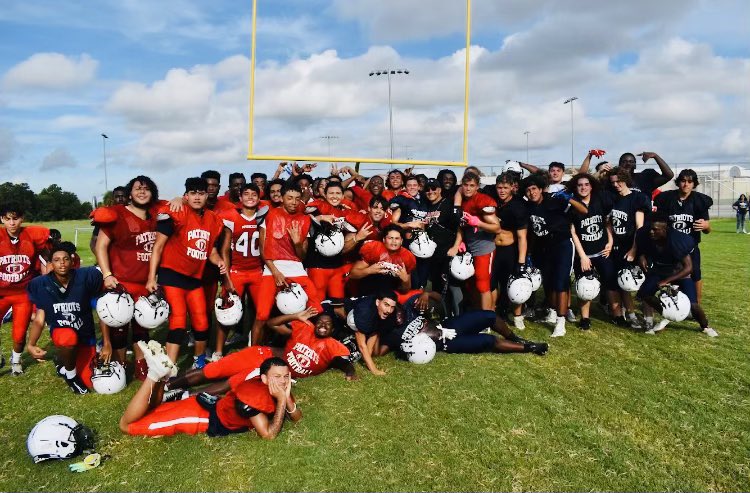 KhariRennie's tweet photo. 🗣 I Luv My Guys🖤🦾🖖🏿💯
All Gas ⛽️ No Brakes💭🥶
@FHS_PatriotFB @JoeSaragusa @coachleggins @FhsTouchdown #FHS #JustFreedom #FaithFamilyFootball #FHSVsEverybody #GoTime https://t.co/v7GZiGghcM
