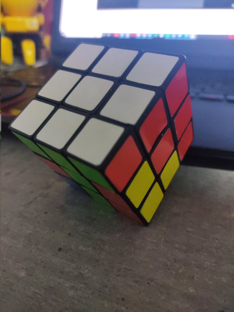 33tonio's tweet photo. Ya aprendí a jugar ajedrez y ahora aprendo a armar el cubo de rubik... Esto de ser papá representa nuevos retos 😂 https://t.co/dWZsbIDguG