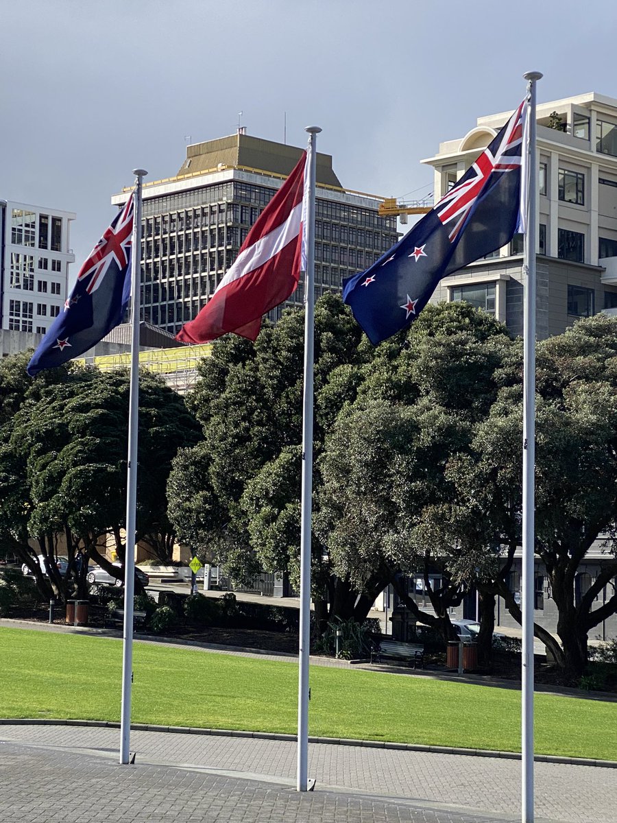 What a difference a breeze makes. Latvian 🇱🇻 flag flies <a href="/NZParliament/">NZ Parliament</a> for the visit of the Latvian delegation <a href="/edgarsrinkevics/">Edgars Rinkēvičs</a>