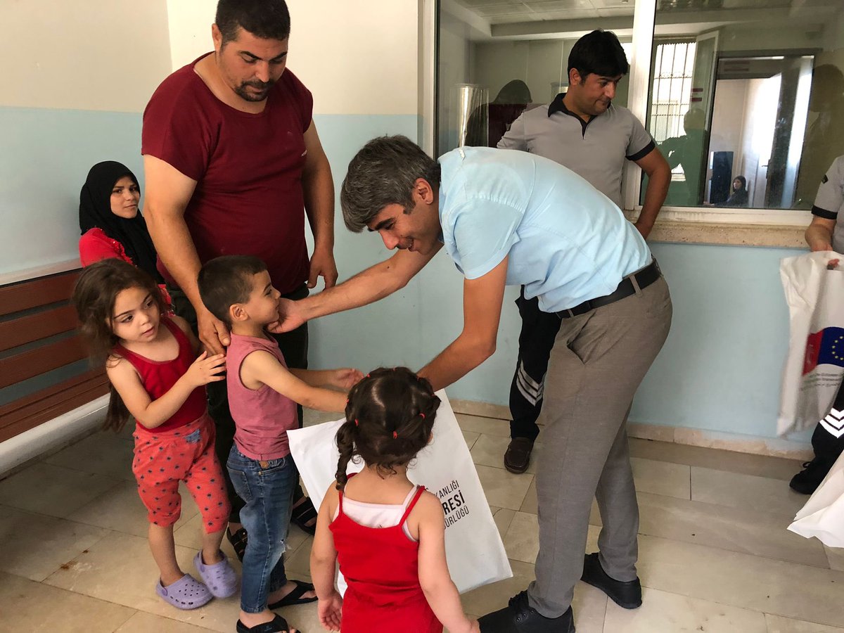 RamazanSecilmis's tweet photo. Geri Gönderme Merkezleri düzensiz göçmenlerin ülkelerine gönderilinceye kadar tutuldukları yerlerdir.
Temel ilkelerimiz;
- barınanların tüm temel ihtiyaçlarını karşılamak
- insan haklarına saygı ve kötü muamaleye izin vermemek
- kısa kalış süresi içinde onurlu, güvenli geri dönüş https://t.co/9TIfyEtjC0