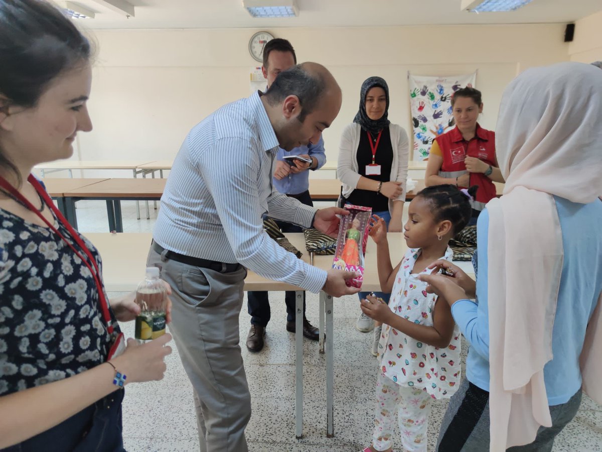 RamazanSecilmis's tweet photo. Geri Gönderme Merkezleri düzensiz göçmenlerin ülkelerine gönderilinceye kadar tutuldukları yerlerdir.
Temel ilkelerimiz;
- barınanların tüm temel ihtiyaçlarını karşılamak
- insan haklarına saygı ve kötü muamaleye izin vermemek
- kısa kalış süresi içinde onurlu, güvenli geri dönüş https://t.co/9TIfyEtjC0