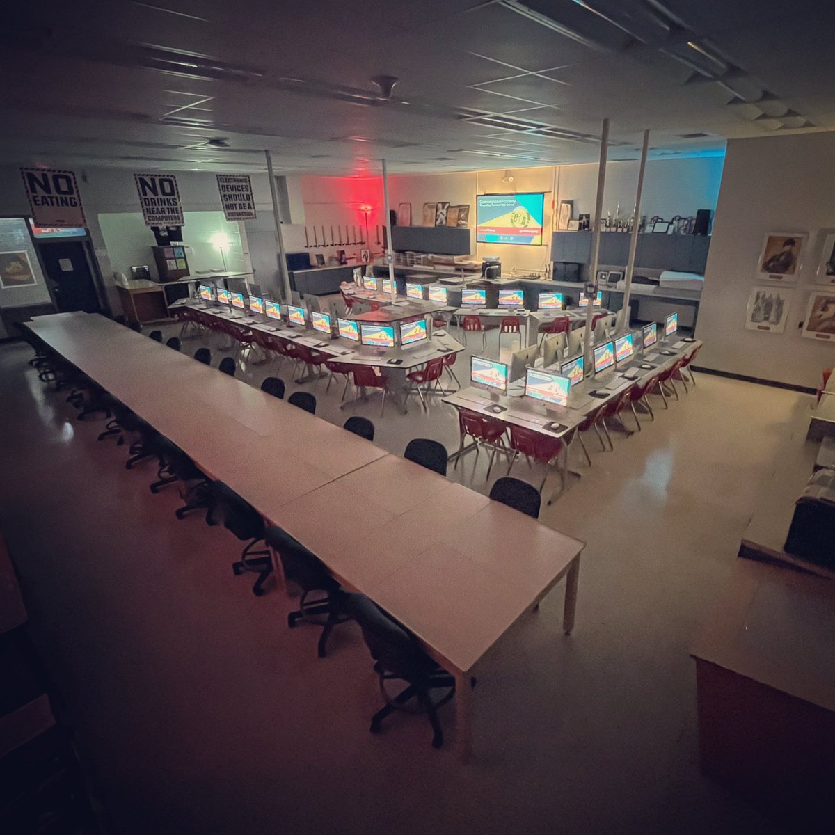 mytbtart's tweet photo. We are set &amp; ready for a new school year. Students return tomorrow &amp; we’ve been hard at work to kick off the year in a creative way.  @TBTechHS 

#CAA #AAC #ArtAcademyClub #TitanPride #myTBTart #TampaBayTech #ARatedSchool #Art #Artists #Design #CreativeTitansOfTampaBay https://t.co/CfPbUWdH3c