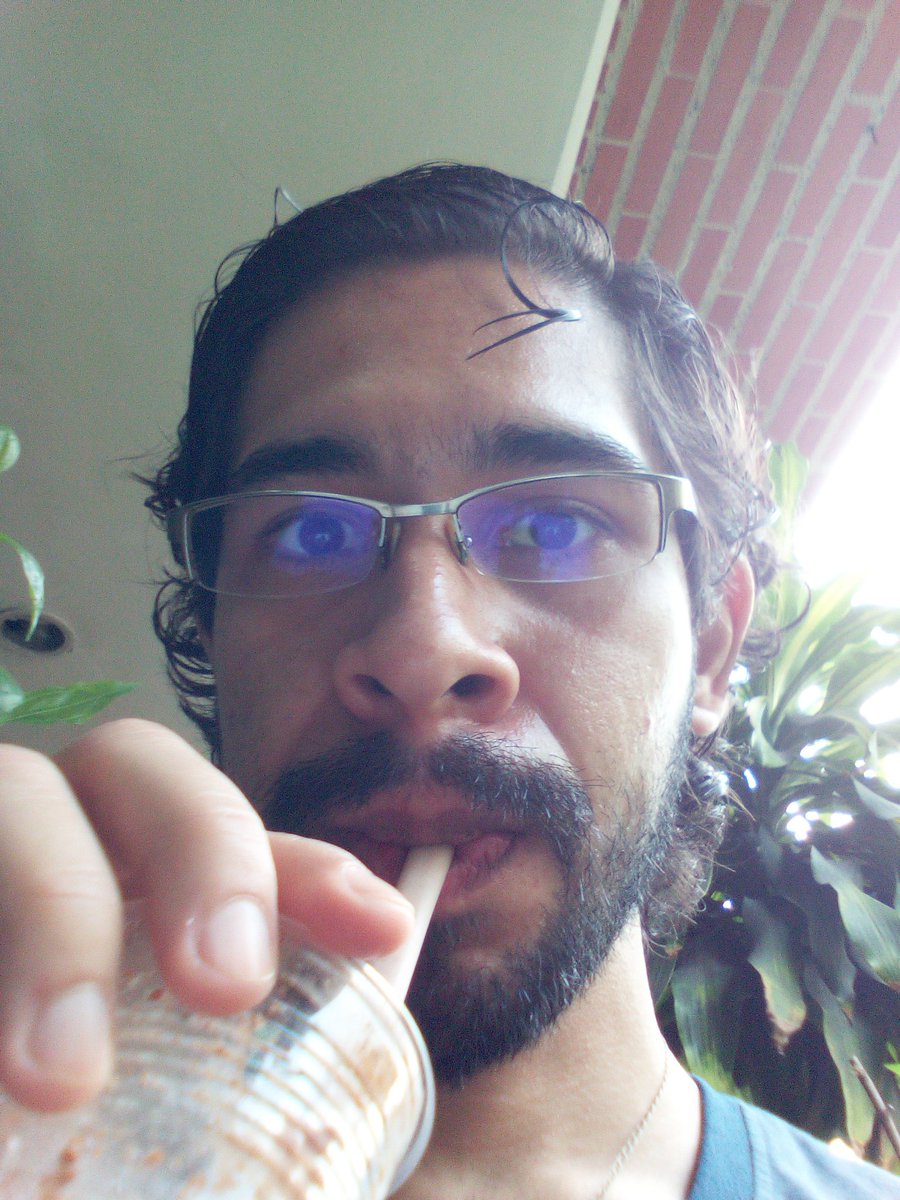 l2gquijada's tweet photo. Yo viendo los tuits a esta hora y a la vez en #ChichaTime.
I luv #chicha. https://t.co/Mj2xTUzMfu