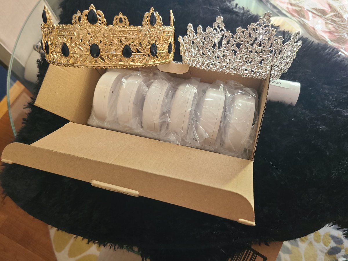MrsKFC's tweet photo. What do crowns have to do with 6th grade science? 🤔🤨 don't you worry..  the answer will be revealed next week 😉🙃 https://t.co/mBt7ZpTlqc