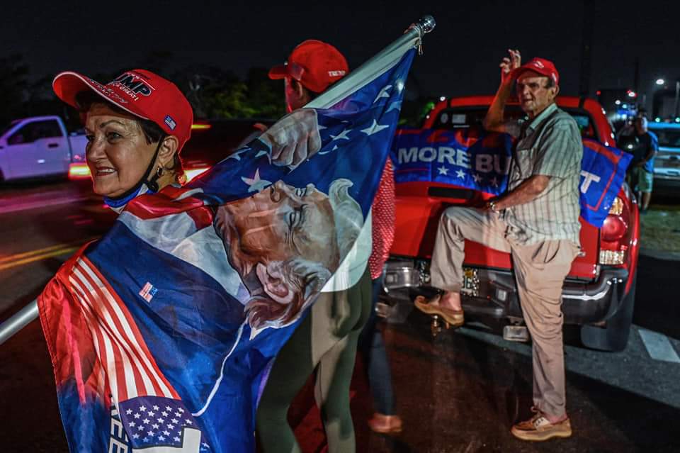 jodikyman's tweet photo. These cultists went to Mar-a-Lago to support TFG. No one can tell me they are not a cult. They do not realize how stupid they look. 
#MarALagoRaided #TrumpRaid #TrumpisaNationalDisgrace https://t.co/9x8vZVK0TD