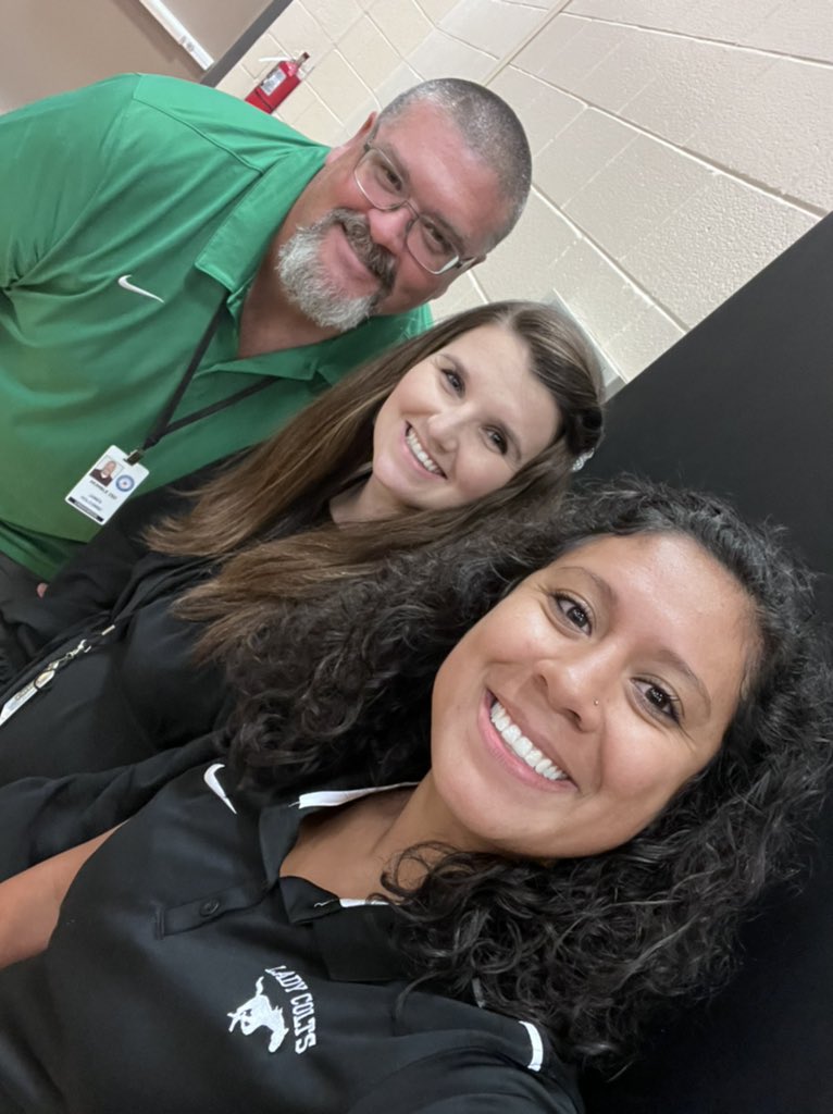 _mrsoakley's tweet photo. And that’s a wrap for the first day of school. 🤍💚 @HumbleISD_CMS https://t.co/aIYDHJFLVV