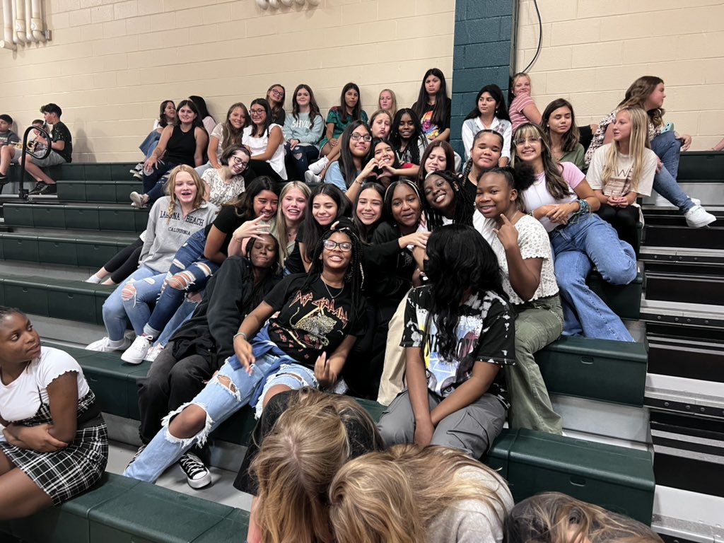 _mrsoakley's tweet photo. And that’s a wrap for the first day of school. 🤍💚 @HumbleISD_CMS https://t.co/aIYDHJFLVV