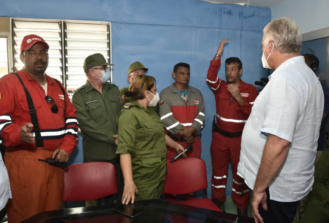 PresidenciaCuba's tweet photo. «Gracias por la confianza, Presidente», se le escuchó decir a los expertos de PDVSA que comentaron a @DiazCanelB sobre las tareas de la jornada, entre ellas el aseguramiento eléctrico a los sistemas de bombeo. 
#FuerzaMatanzas #CubaEsMatanzas https://t.co/ukXVwMMwnL