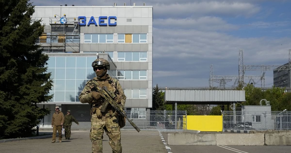 FactsUkraine's tweet photo. Head of #Russian occupiers in #ZNPP garrison says they "had mined all the important objects in the ZNPP and ready for the consequences".

When #Russia is unable to achieve its  goals, it always brings terror into action. 

Here's an act of #Russian nuclear terrorism.

#StopRussia https://t.co/Q0OBEmUUdp