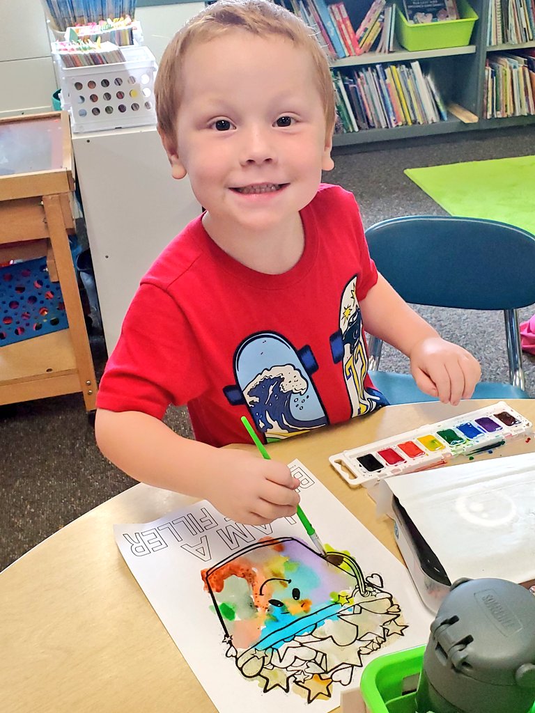 MissDauby's tweet photo. We learned how to use our water colors today! 🖌 #WeAreMG https://t.co/NmVPJp9I2U
