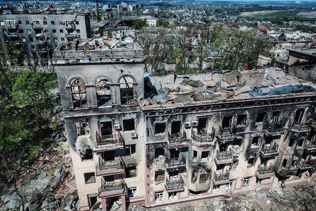 FactsUkraine's tweet photo. #Mariupol, #Ukraine
(2) Streets of Mariupol these days.

#Russia is a terrorist state. 
#Putin is a terrorist lead.
#Terrorism must be stopped.

#StopRussia #StopPutin #RussiaTerroristState https://t.co/KwsIj977jK