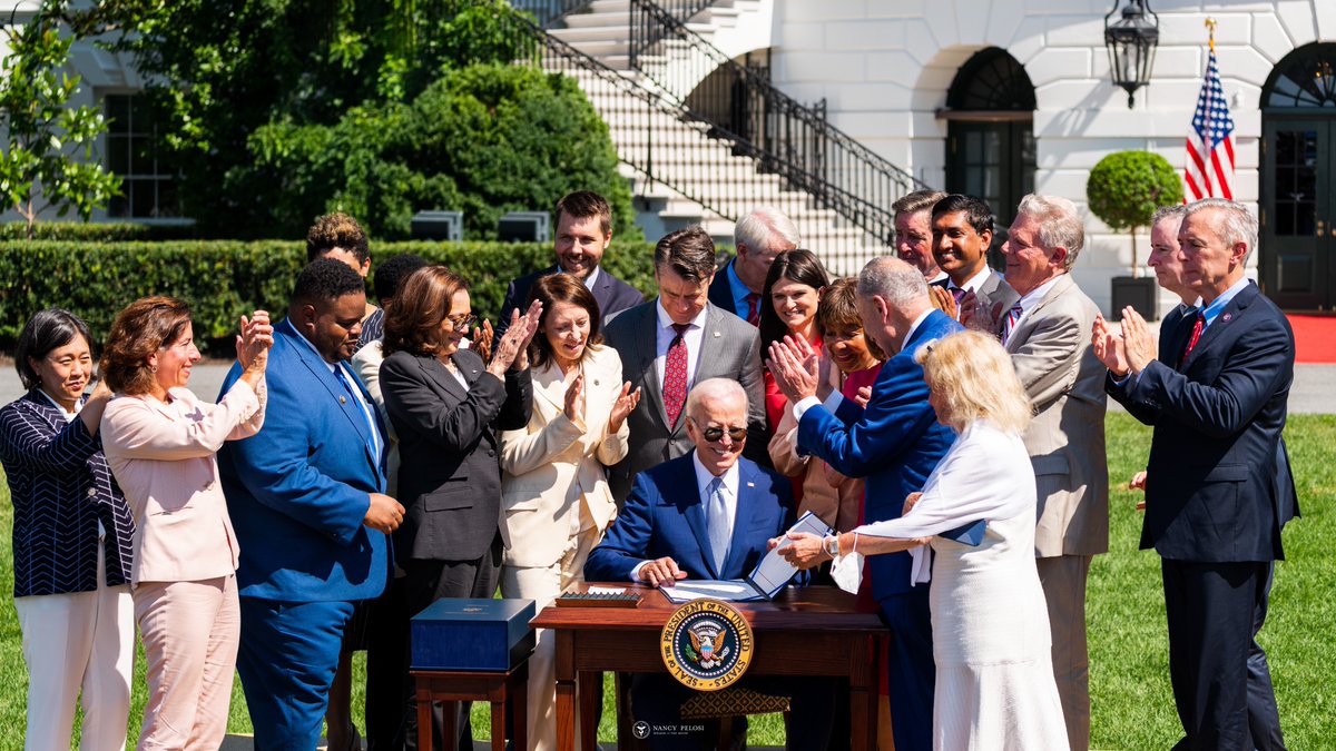 Today, I was proud to join @SenSchumer, @SecRaimondo, Members of Congress & advocates as @POTUS’ signed the #CHIPSandScience Act into law. With his signature, America declared economic independence, strengthened its national security & enhanced our families’ financial future.