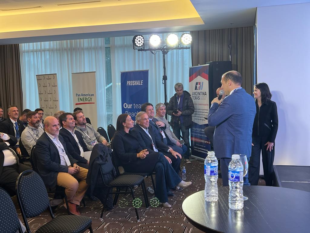 MarianoGaidoOk's tweet photo. #ArgentinaTexas #Summit. Un espacio clave para las ideas que recibimos juntos y sin grietas, gestionando una administración eficiente, que nos permite hacer crecer a la principal ciudad donde se desarrolla el potencial de #VacaMuerta.
#Neuquén, #capital de #VacaMuerta https://t.co/aw5TSZtomS