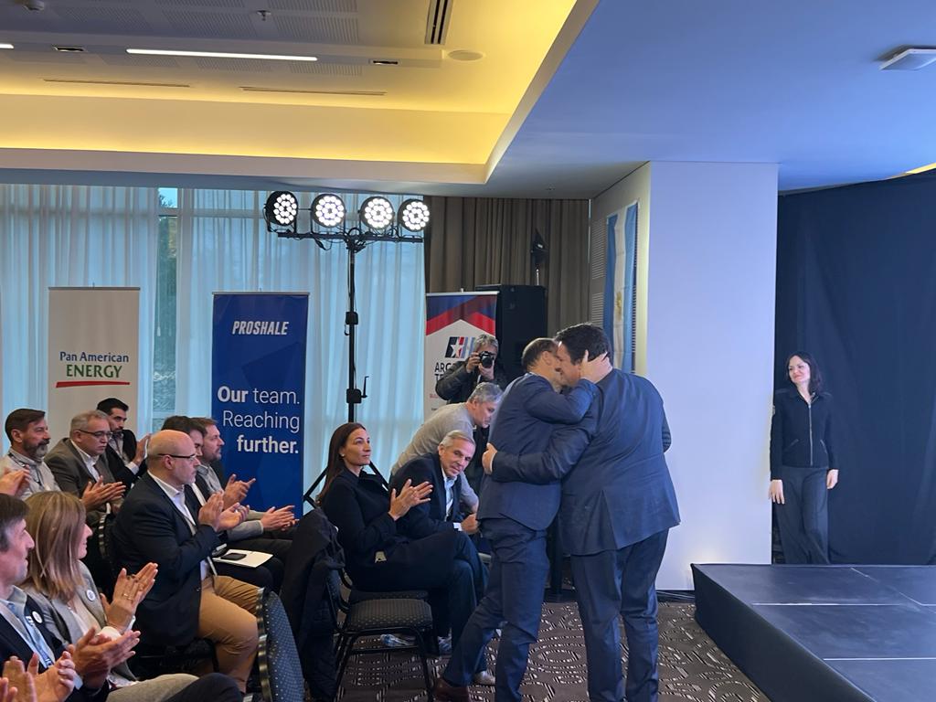 MarianoGaidoOk's tweet photo. #ArgentinaTexas #Summit. Un espacio clave para las ideas que recibimos juntos y sin grietas, gestionando una administración eficiente, que nos permite hacer crecer a la principal ciudad donde se desarrolla el potencial de #VacaMuerta.
#Neuquén, #capital de #VacaMuerta https://t.co/aw5TSZtomS