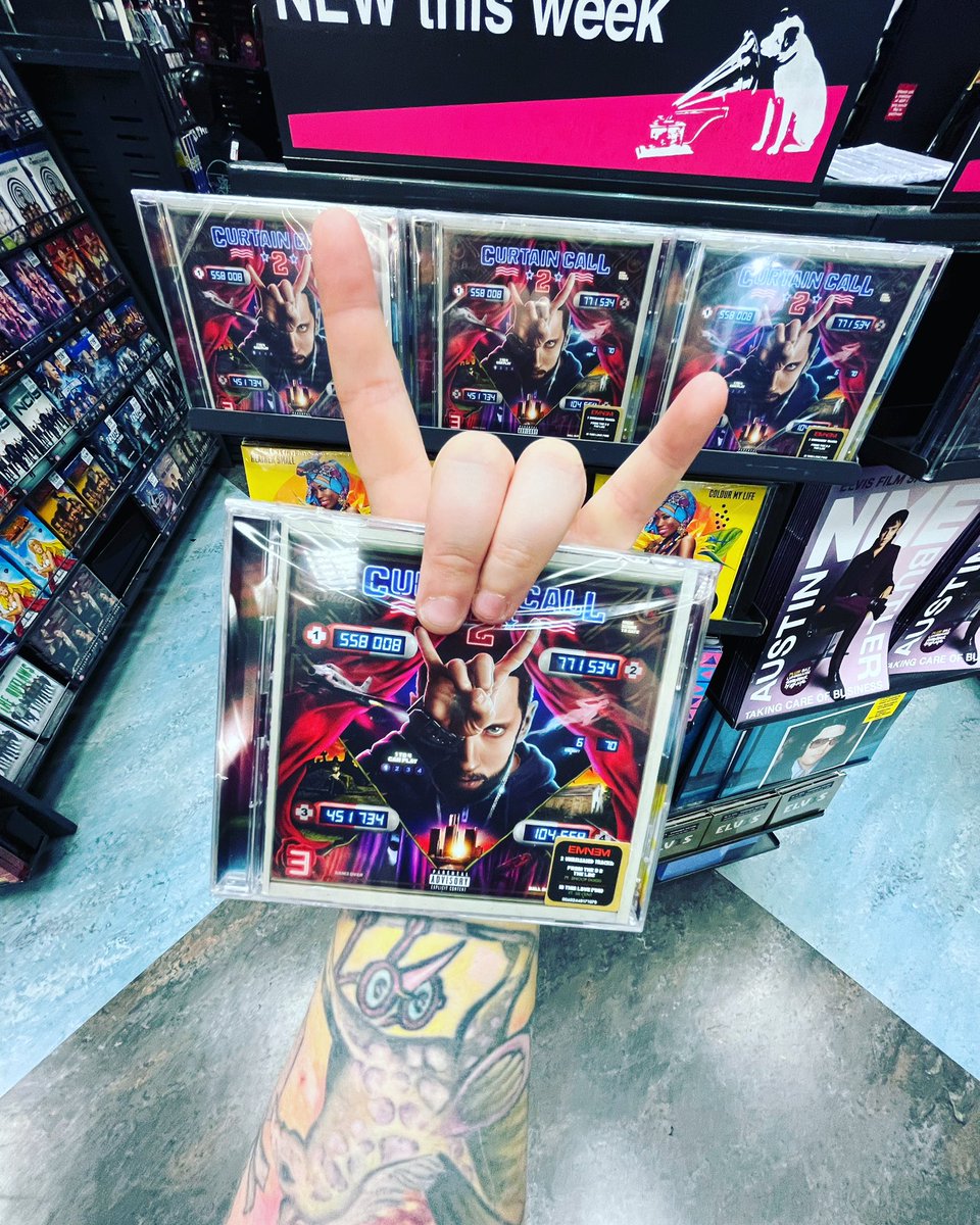 Eminem_Pro's tweet photo. #Eminem #CurtainCall2 #CC2 
📸 @hmvNorthampton https://t.co/WpRIYybYvU