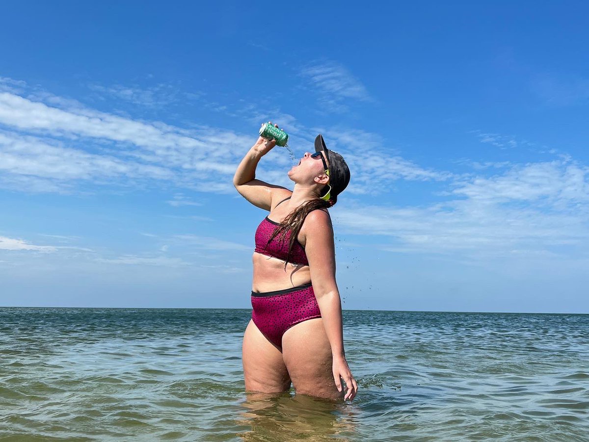 iBegUcallAtune's tweet photo. Y’all ever drink a #dogfishhead #seaquenchale in the sea wearing a @dogfishbeer hat? https://t.co/pbODtpC07l