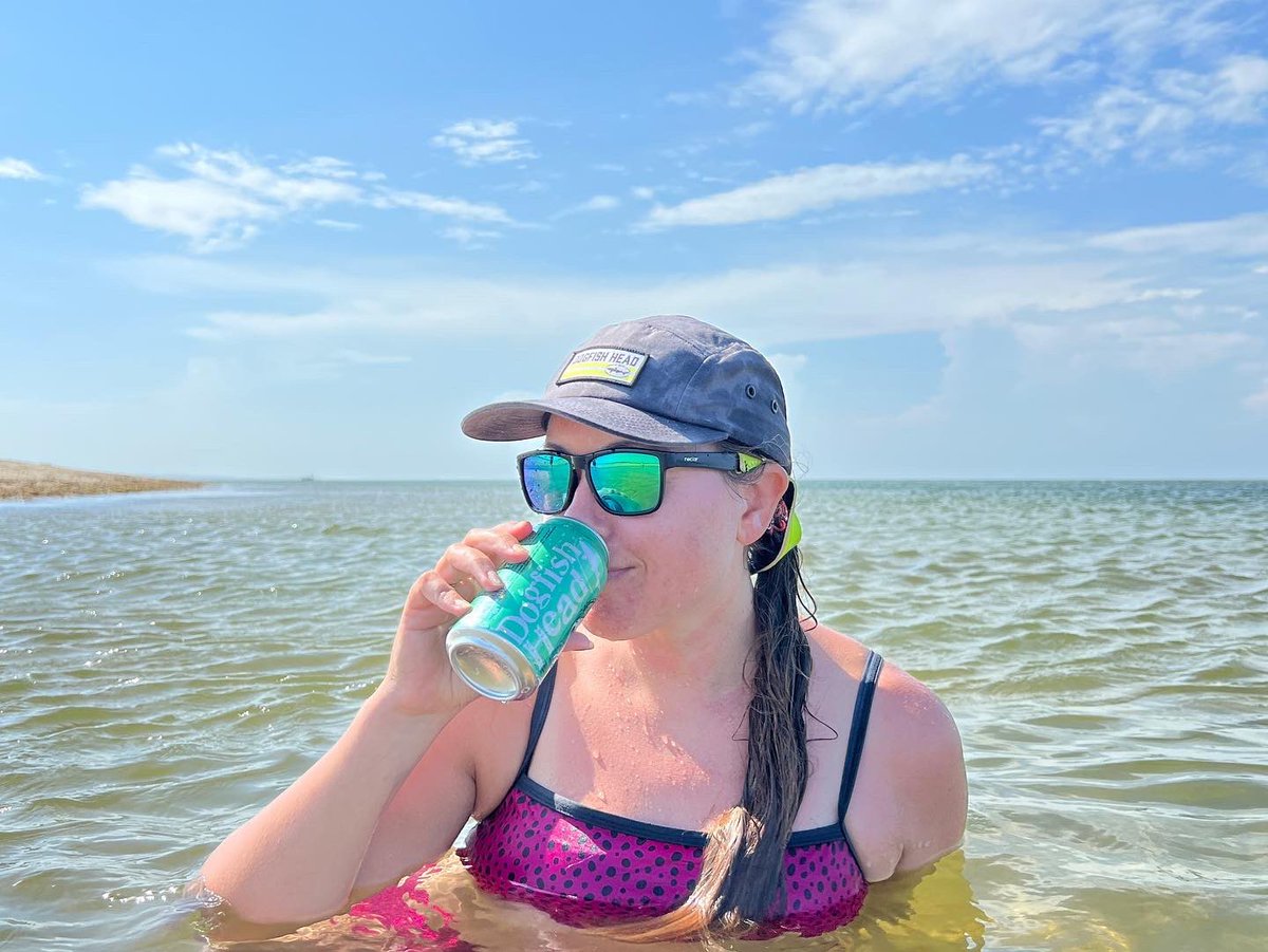 iBegUcallAtune's tweet photo. Y’all ever drink a #dogfishhead #seaquenchale in the sea wearing a @dogfishbeer hat? https://t.co/pbODtpC07l