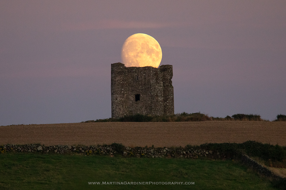 martinagardiner's tweet photo. 'Twas a perfect night for the moonrise over 16th Century Burt Castle #Inishowen #Donegal https://t.co/t6RE17C3v5