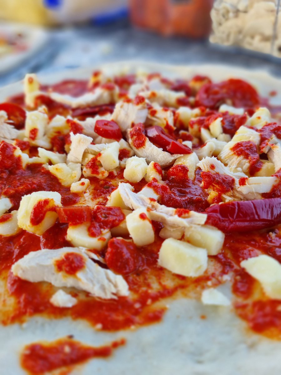 Calabbria1's tweet photo. The Chicken Tikka Masala 🍕

Our fresh dough is basted with our homemade Tikka masala sauce and topped with Mozzarella cheese.
We then add some chicken which is then again drizzled with Tikka Masala sauce and a scattering of red Jalapeño 😍🤌

#pizza #streetfood #neapolitanpizza https://t.co/qWMx4DybNp