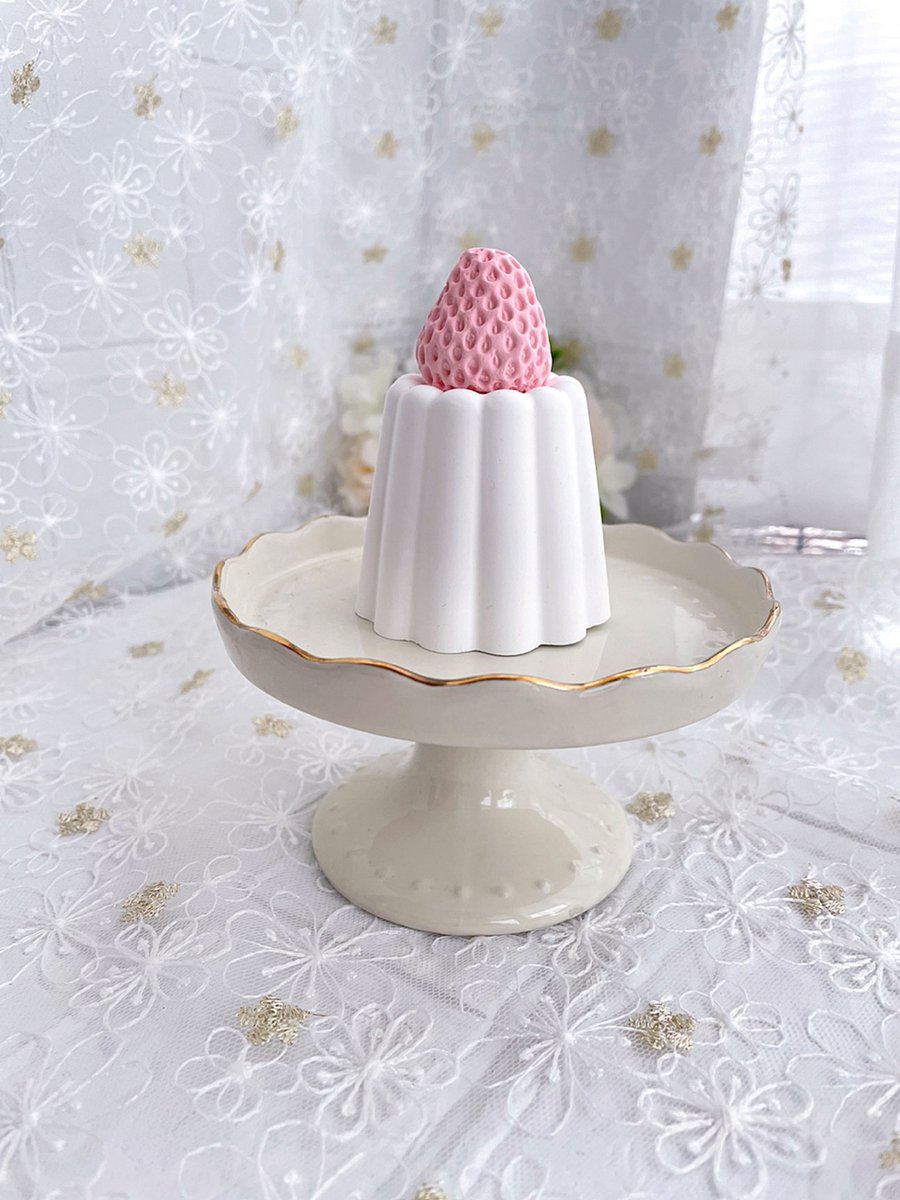 hikari__flower's tweet photo. おはようございます✨
苺カヌレがいい感じです🥰🍓
各サイトにて販売中です♪
#アロマストーン https://t.co/mY8eUKUIjF