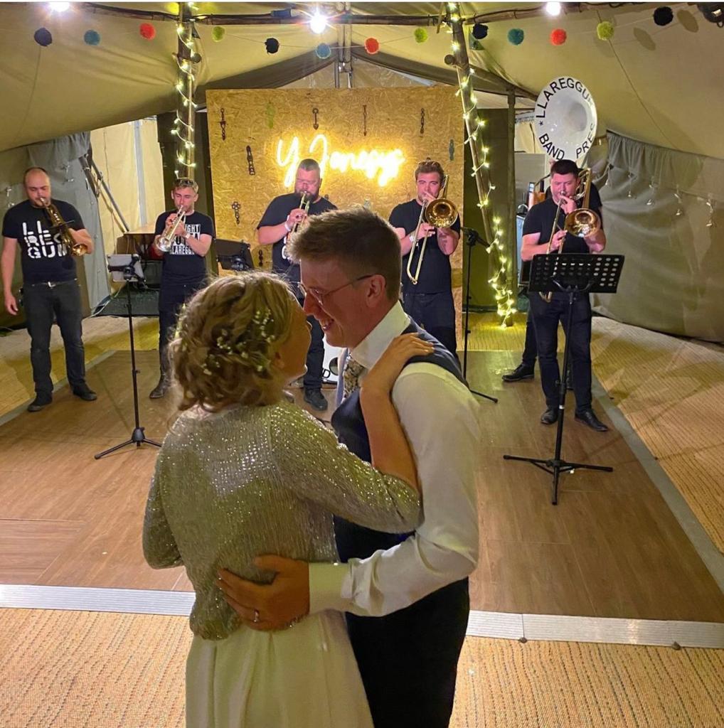 CenJones's tweet photo. Am benwythnos o ddathlu priodi fy ffrind gorau ❤

Incredibly fortunate to have married my best friend last weekend ❤️ https://t.co/ifbHZHI9m7