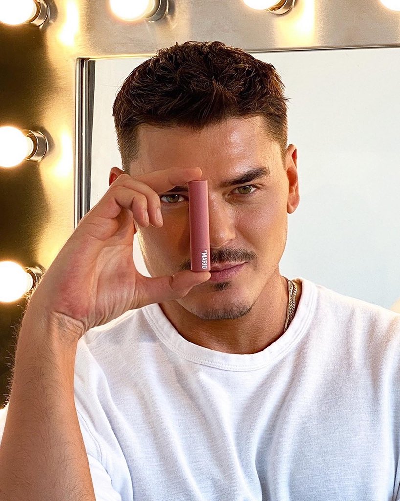 Petal Glow is here!! This soft rose gloss has a vintage pink vibe but with a modern twist. Hope you guys are all loving the new shades!! Xo 
⠀⠀⠀⠀⠀⠀⠀⠀⠀
#MoistureGlowMonday
#MakeupByMario