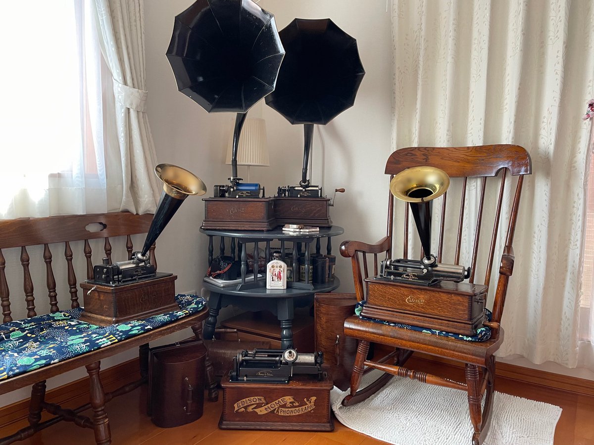78rpm_sound's tweet photo. おはようございます。
エジソンホームを囲んで集合写真を撮りました。

#gramophone #phonograph #talkingmachine #recordplayer #records #antique #vintage #edison #waxcylinder #蓄音器 #spレコード #アンティーク #78rpm #蝋管 #蝋管レコード #蝋管蓄音機 https://t.co/HkepedgX73