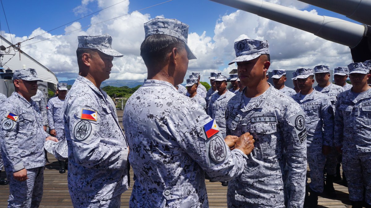 Philippine_Navy's tweet photo. MAKE IT HISTORIC | 2 #RIMPAC-participating 🇵🇭 sailors don higher ranks onboard 🇺🇸 @USSMissouri

👉: https://t.co/rImrLdk3br
📸: BRP Antonio Luna (FF151)

#RIMPAC2022
#CapableAdaptivePartners
#MakeItHistoric
#ModernandMultiCapablePHNavy
#AFPyoucanTRUST https://t.co/kavJmxpFfl