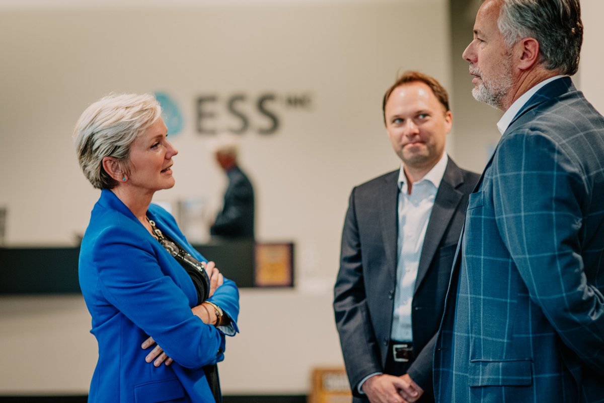 ESS_info's tweet image. Today we&apos;re excited to welcome @ENERGY @SecGranholm, Oregon Senators @RonWyden, @JeffMerkley, and Governor @OregonGovBrown to Wilsonville! We’re ready to accelerate the #energytransition with our safe, sustainable, American-made #ironflow battery systems: bwnews.pr/3dixr02