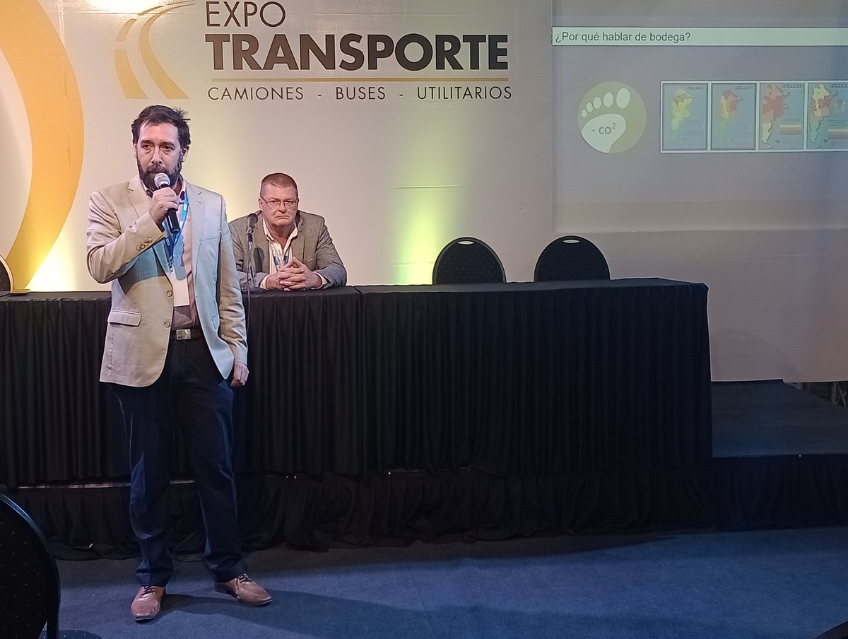 Carlos Gutiérrez García, asesor del depto Técnico e Infraestructura Vial junto a su director Aníbal Goichik, realizaron la charla "Ampliación de bodega para mejorar la competitividad del transporte". La exposición mostró cómo la geografía del país determina el tipo de transporte.