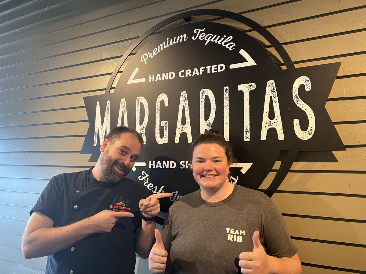 ChilisBrett16's tweet photo. Been a good summer with this one but she’s taking her talents to #Mizzou! Been a pleasure playing restaurant with you Sarah! #HoldingItDownInFTown #chilislove ⁦@Mikwhittington⁩ https://t.co/pPYyK0T0NY
