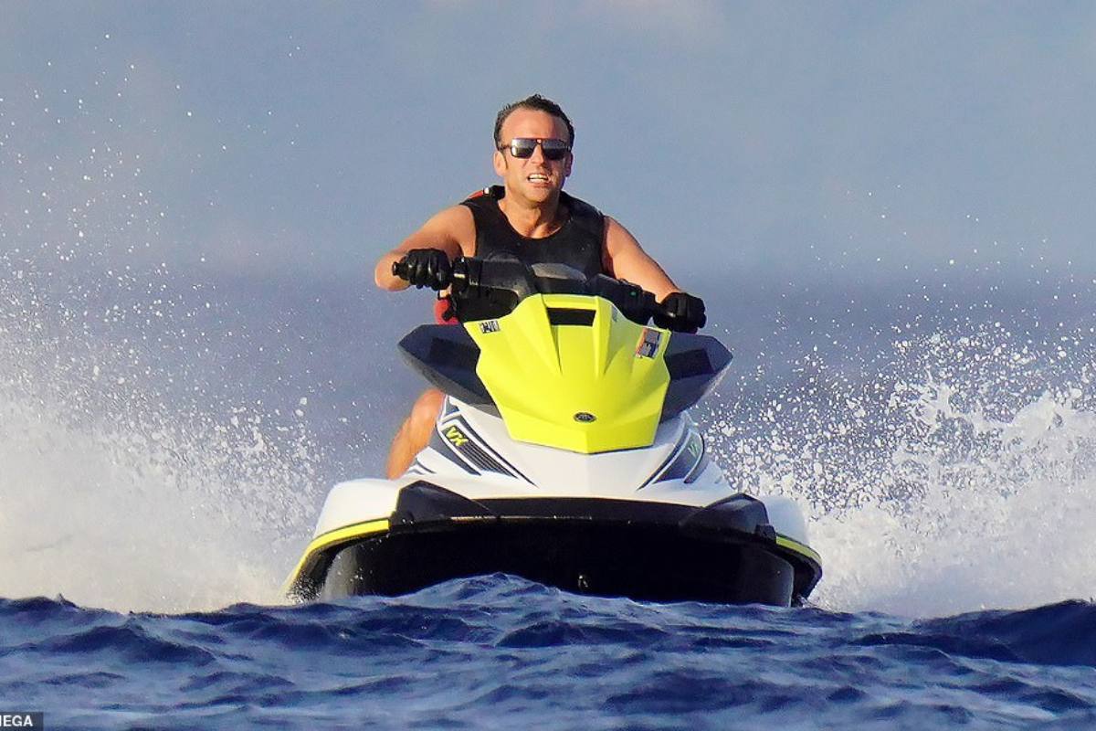 Après l’opération de communication écolo de Macron en canoë, le Président a été photographié sur un jet ski de 150 chevaux dans la baie de la Palud et à moins de 600m du littoral, une zone interdite à tout engin à moteur selon l'arrêté de la préfecture maritime de Méditerranée