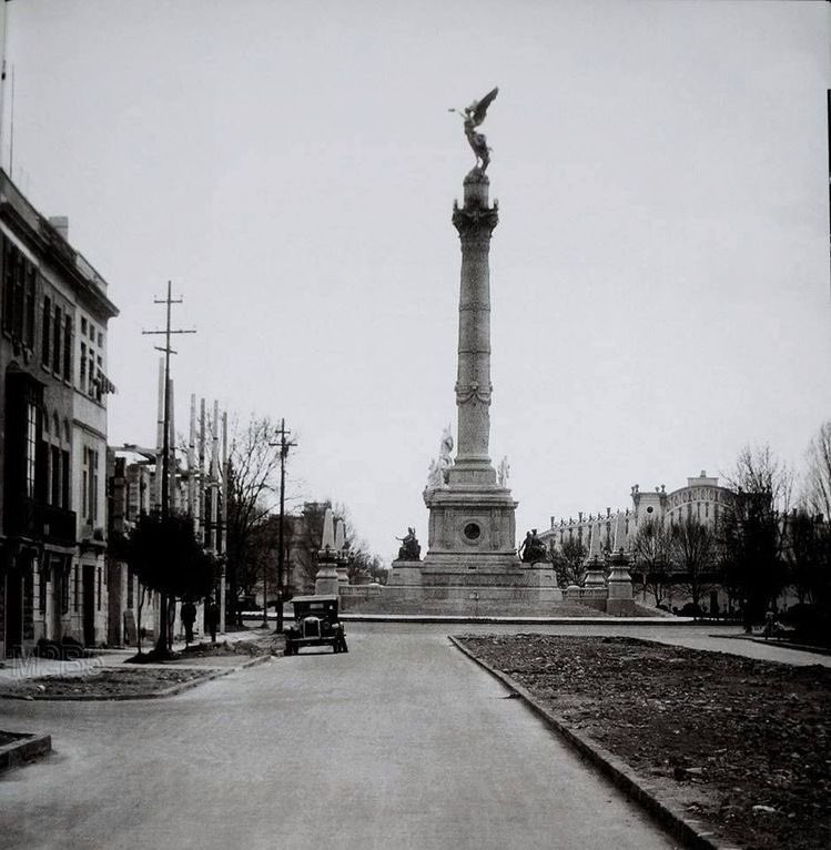 #Sabíasque Columna de la Independencia durante su construcción, entre 1907-1908, tuvo un hundimiento tan importante que tuvo que ser desmontado completamente? Se tuvo que volver a cimentar y reconstruir. Debido al hundimiento del suelo ha sido necesario añadirle 14 escalones!!!!
