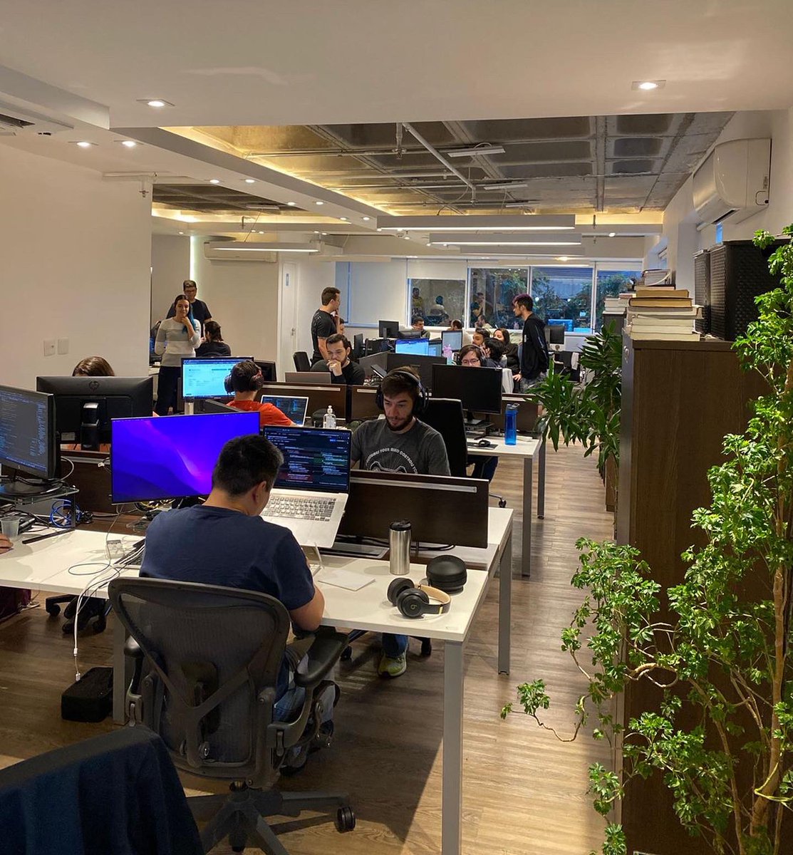 zbra_dev's tweet photo. Começamos o 2° dia da ZWEEK com a equipe visitando nosso cliente e parceiro GRAACC.
Depois, muito trabalho, interação e diversão, rolou até violão e cantoria.
Home office é legal, mas ver esse escritório cheio com a turma toda reunida, é maravilhoso!
Essa é a #ZBRA na #ZWEEK https://t.co/5Xm39LUvBm