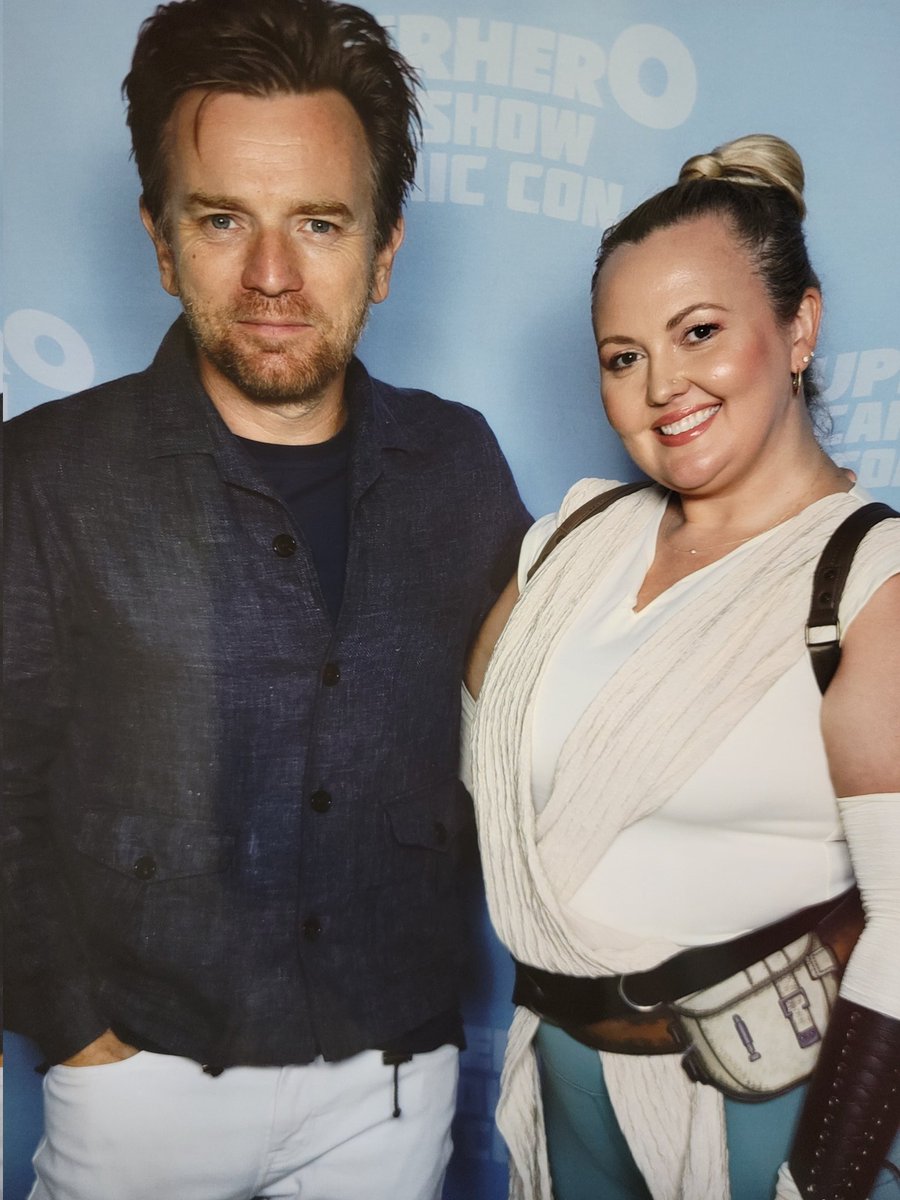 eCommerceLaura's tweet image. Shout out to #PMXEvents for a great time at @CelebFanFest providing me (Rey) the opportunity of meeting one of my all-time favorite actors who plays the role of @obiwankenobi #EwanMcGregor #MayTheForceBeWithYou #ObiWanKenobi #ComicCon #SanAntonio #lifetimememory