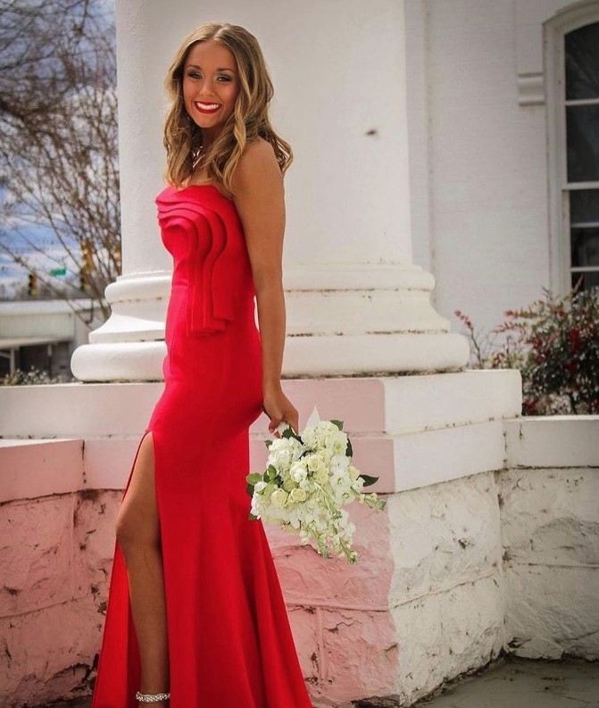 IPAProm's tweet photo. lady in red!💃❤️ @NICOLEBAKTI #InternationalProm #IPAProm#NicoleBakti #FormalTogether #IPAProm #IPAPromRetailer #IPADesigner https://t.co/DJP21HWELu