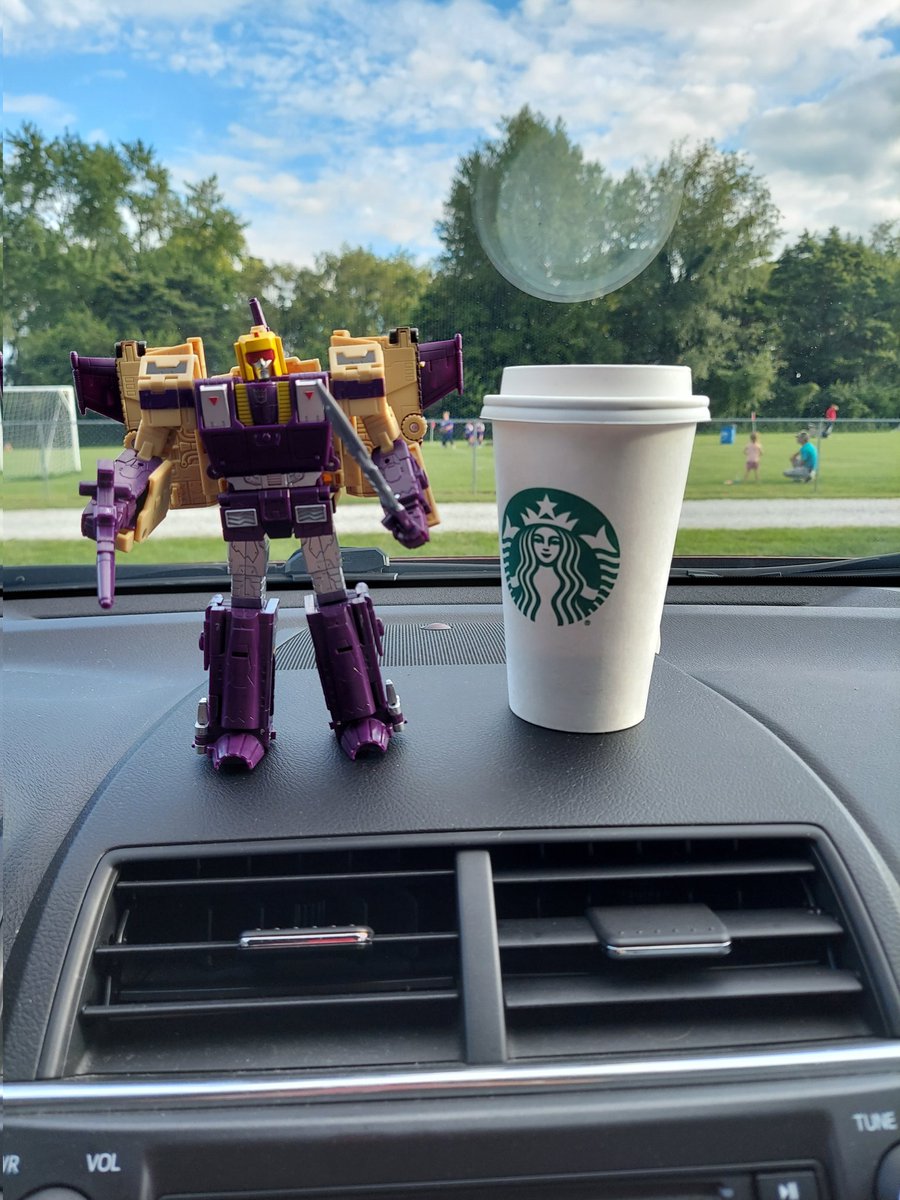 Ironhidensh's tweet photo. My new favorite Blitzwing. Legacy is straight killing it. And yes, I'm sitting in an air-conditioned car while my kids are at soccer practice, don't judge me. #deskbot #dashbot #robotswithcoffee @RwCJesse @robotswcoffee https://t.co/kKTN4iJRZR